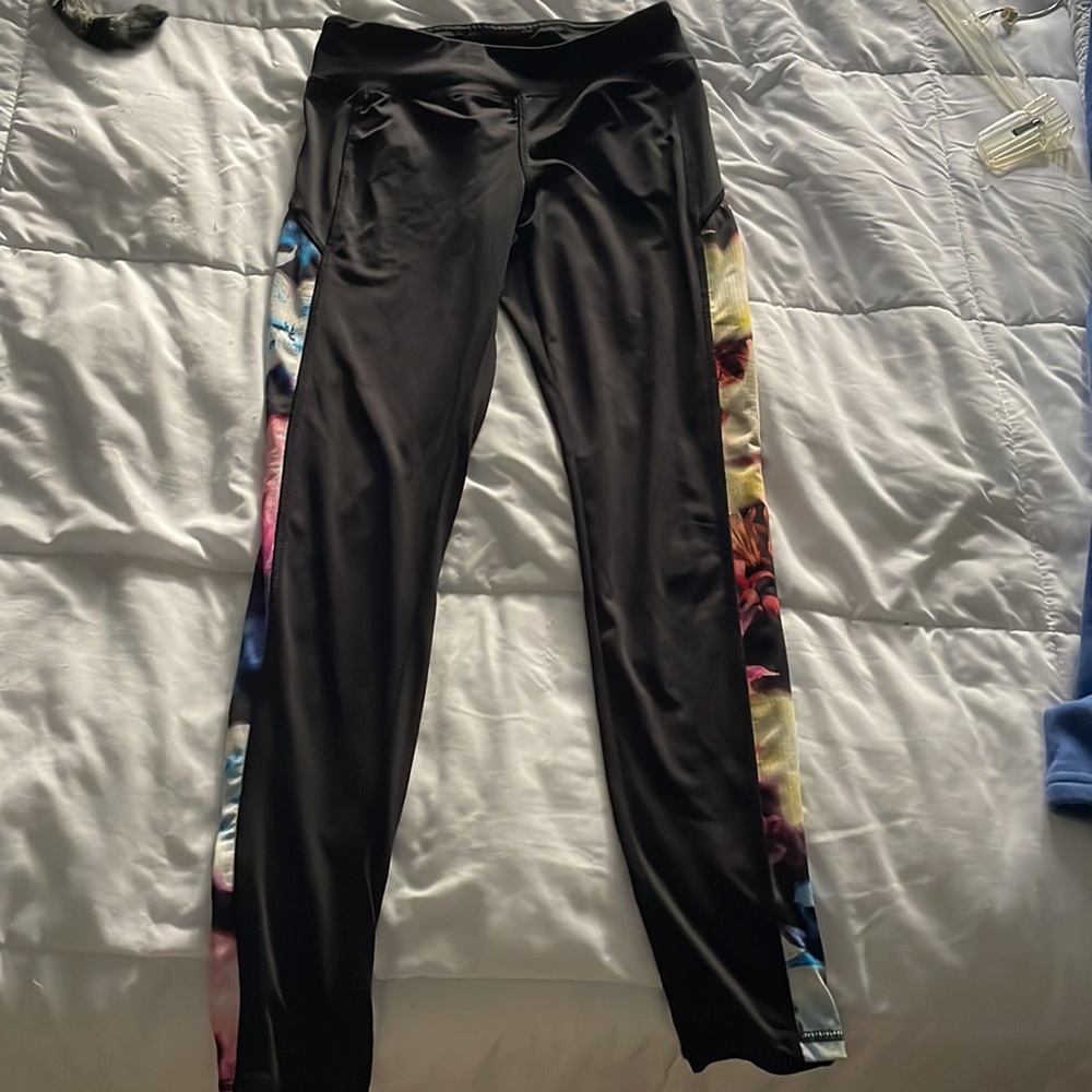 Beautiful almost NEW condition leggings with colorful sides💗